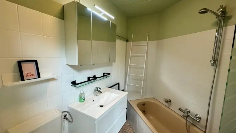 Das Badezimmer in Kruimel's Huis mit Duschbad.