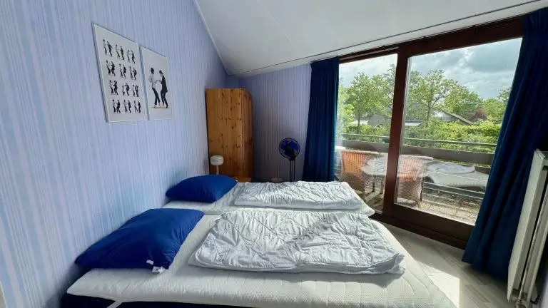 Schlafzimmer #1 in Kruimel's Huis mit eigenem Balkon.